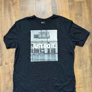 Nike Men's Black Graphic T-Shirt